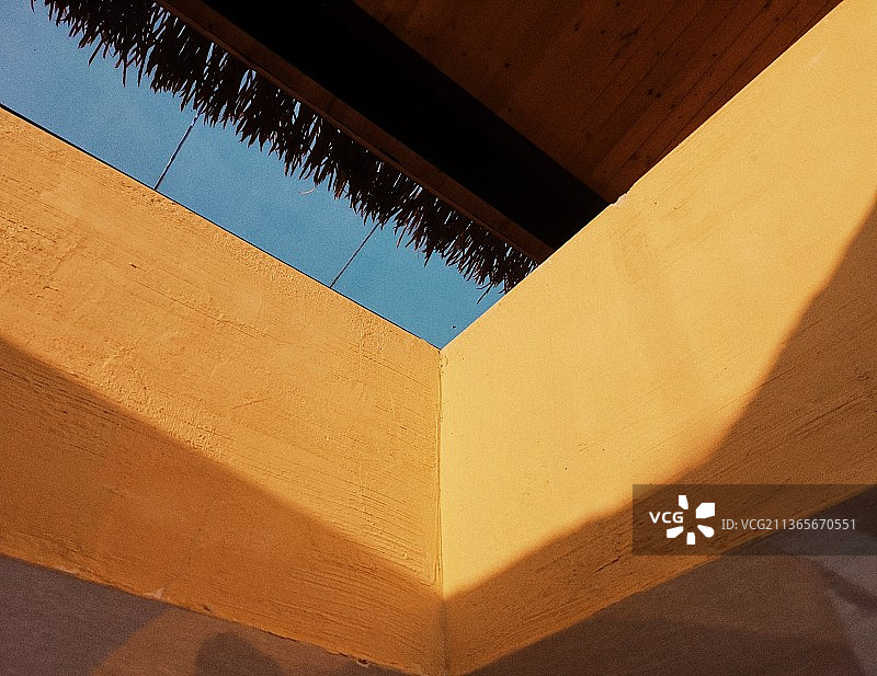 2022年1月19日黄昏，阳光照在墙上。 手机拍摄图片素材