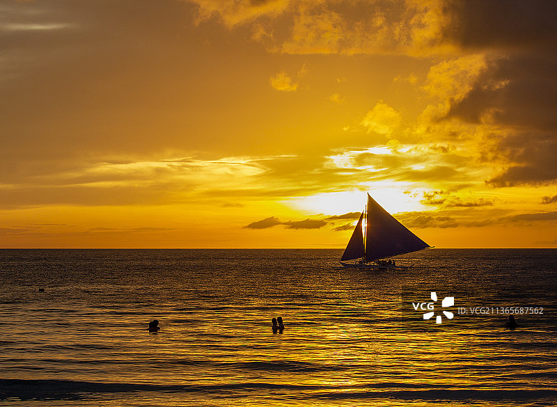 菲律宾长滩岛，帆船剪影图片素材