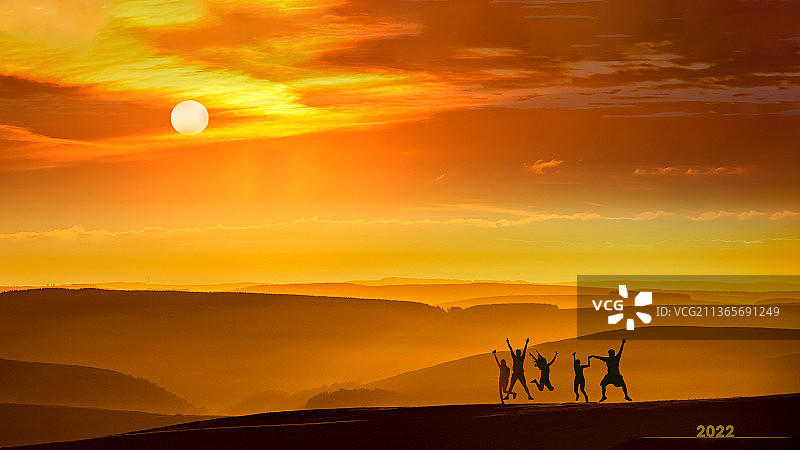 登高观日迎接2022新年图片素材