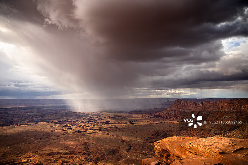 峡谷地的雨景，美国犹他州蒙蒂塞洛的壮丽景色图片素材