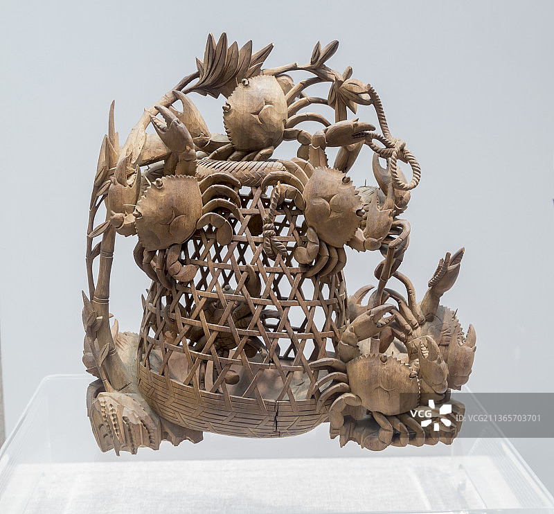 中国广东省博物馆陈列的螃蟹木雕陈列品图片素材