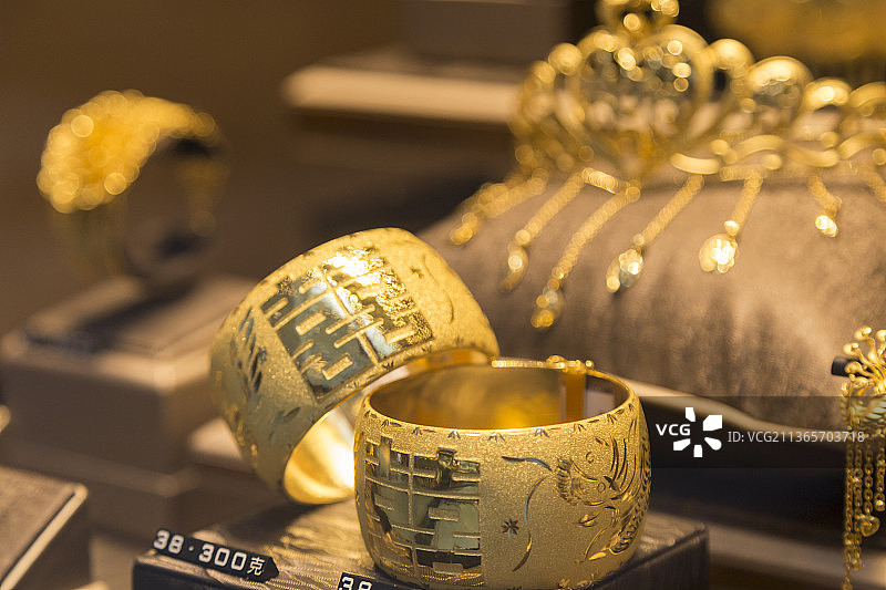 商场橱窗展示的多个金镯子饰品图片素材