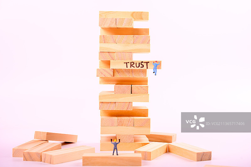 白色背景上的叠叠乐积木图片素材