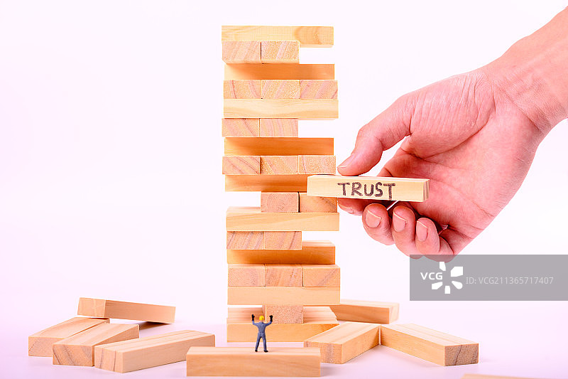 白色背景上的叠叠乐积木图片素材