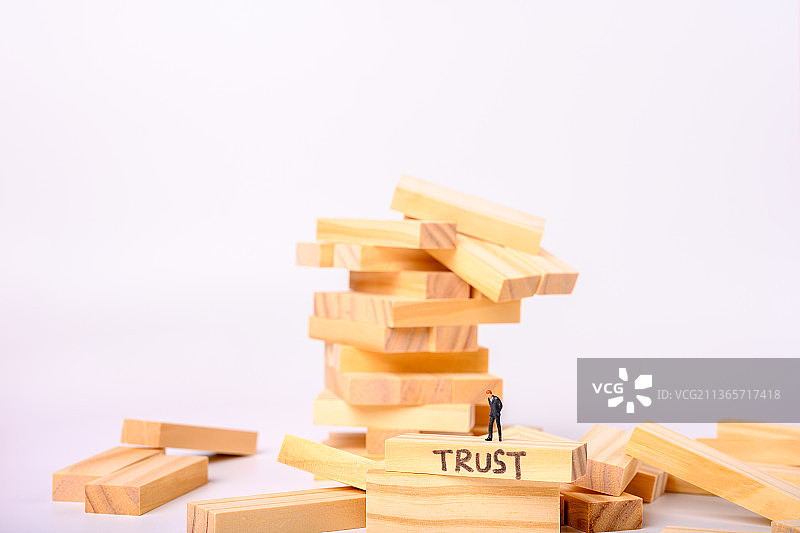 白色背景上的叠叠乐积木图片素材