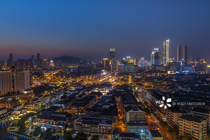 蓝调时刻华灯初上江苏无锡城市市中心南禅寺商圈夜景图片素材