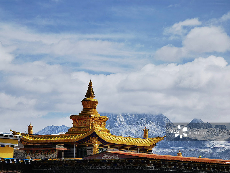 塔公草原的雪山与佛塔图片素材