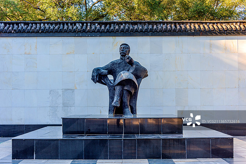 中国辽宁沈阳鲁迅公园鲁迅雕像图片素材