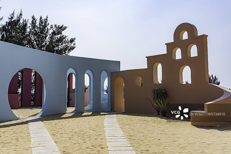 中国海南省三亚市清水湾沙滩现代彩色城堡，婚纱拍摄背景图片素材