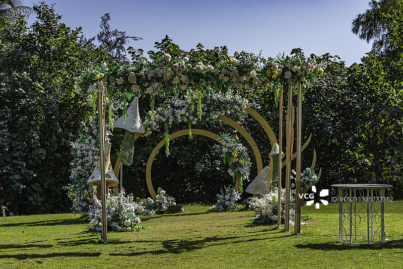 中国海南省三亚市海边椰林中的西式婚礼婚恋仪式场景图片素材