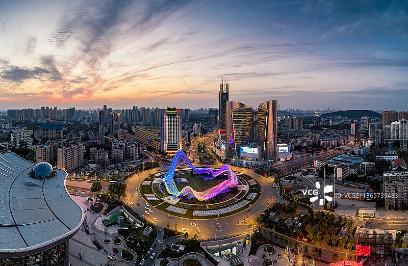 光谷广场傍晚图片素材