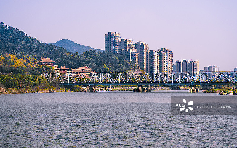 绍兴市上虞区曹娥江风景名胜区--曹娥江老城区段多宝讲寺与铁路桥图片素材