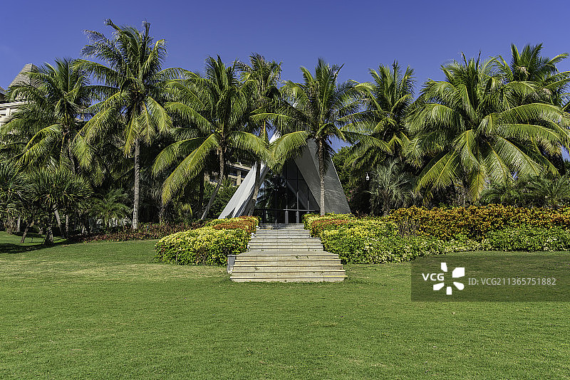 中国海南省三亚市度假胜地清水湾的沙滩椰林和草地图片素材