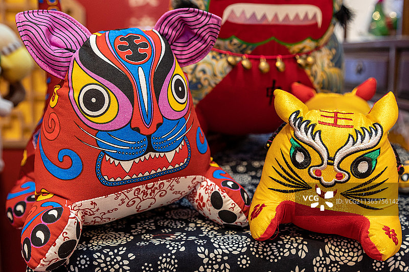 中国民间特色手工艺品—布老虎图片素材