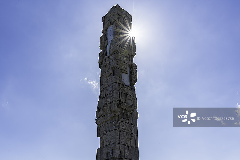 日光下的中国海南省三亚市亚龙湾图腾柱图片素材