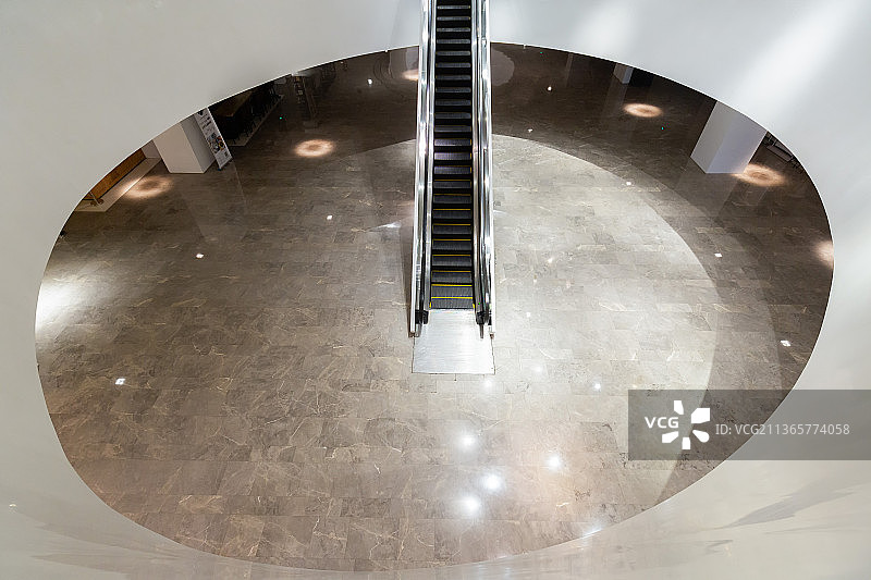 复兴soho艺术馆室内圆形空间中的电梯扶梯图片素材