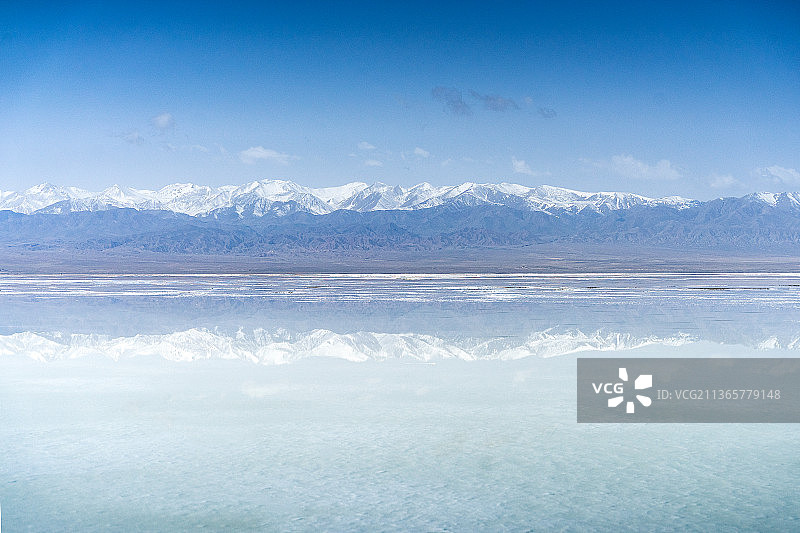 青海省海西州茶卡盐湖与雪山倒影图片素材