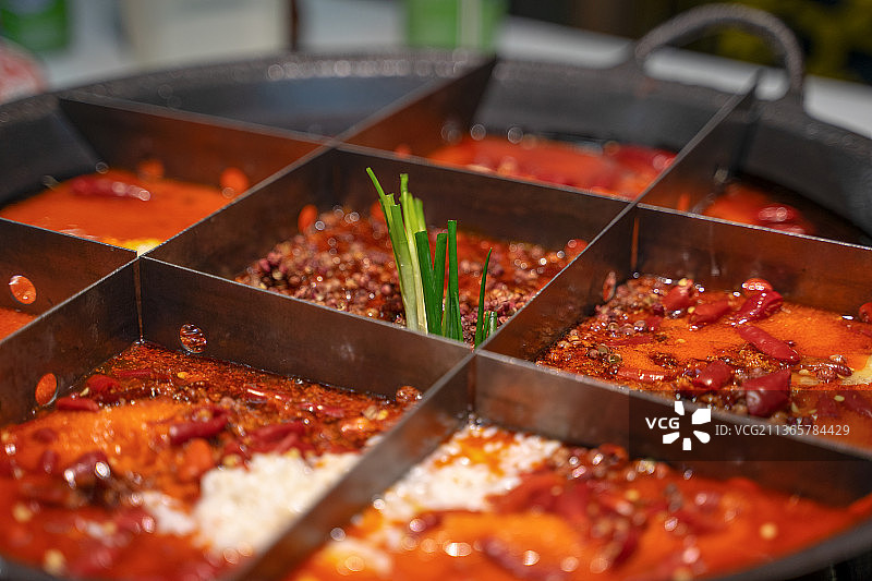 重庆九宫格麻辣火锅底料图片素材