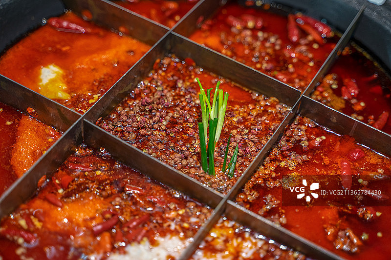 重庆九宫格麻辣火锅底料图片素材
