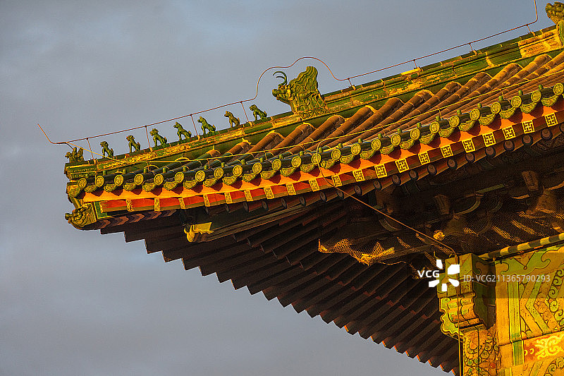 夕阳光辉下的北京鼓楼屋檐图片素材