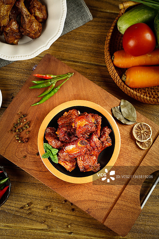 木底上放着一盘红烧排骨图片素材