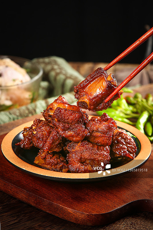 筷子上夹着红烧排骨图片素材