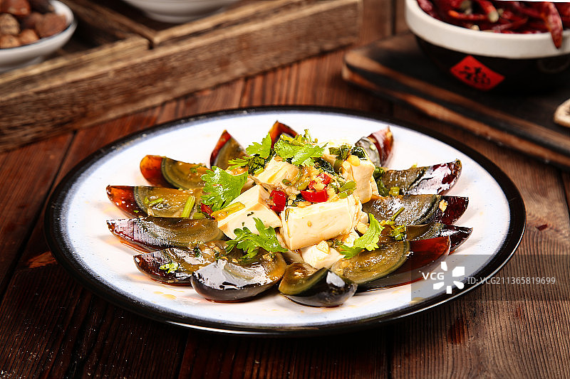 木底上一盘皮蛋豆腐图片素材