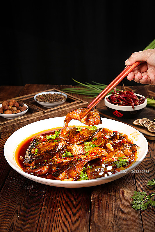 筷子上夹着啤酒鱼图片素材