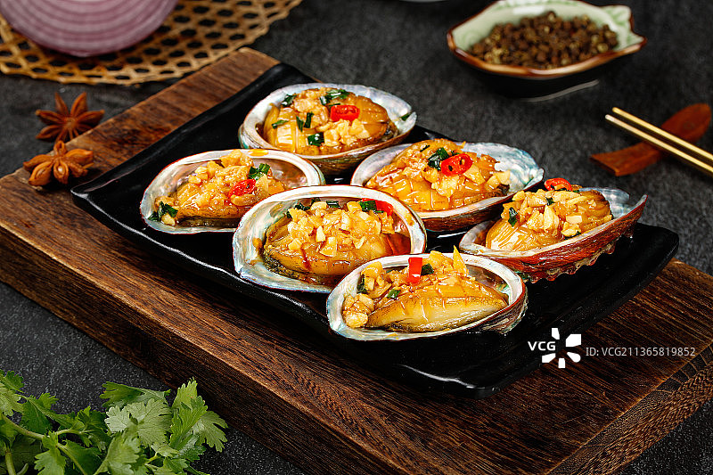 案板上摆放着一盘蒜香鲍鱼图片素材