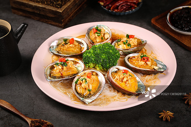 黑底上放着一盘蒜蓉粉丝鲍鱼图片素材