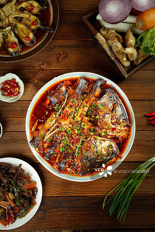 案板上放着一盘麻辣啤酒鱼图片素材