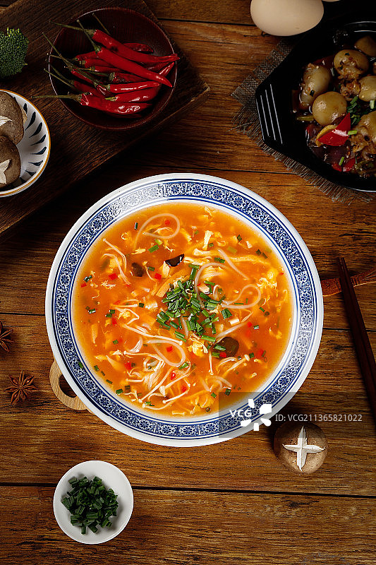 木底上一碗秘制酸辣汤图片素材