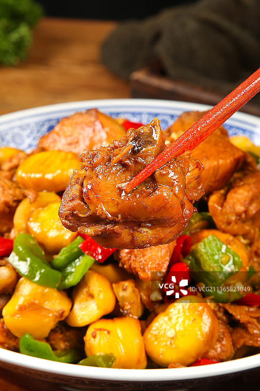 筷子上夹着鸡块图片素材