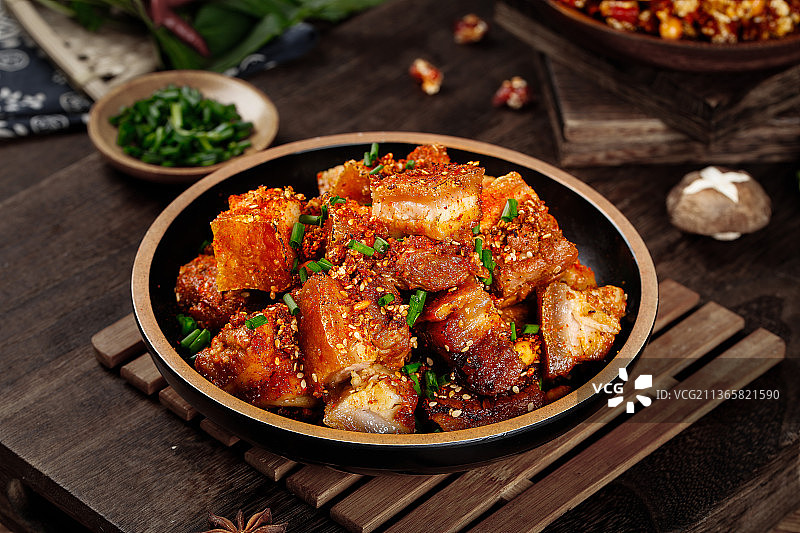 深底上放着一盘脆皮烤肉图片素材