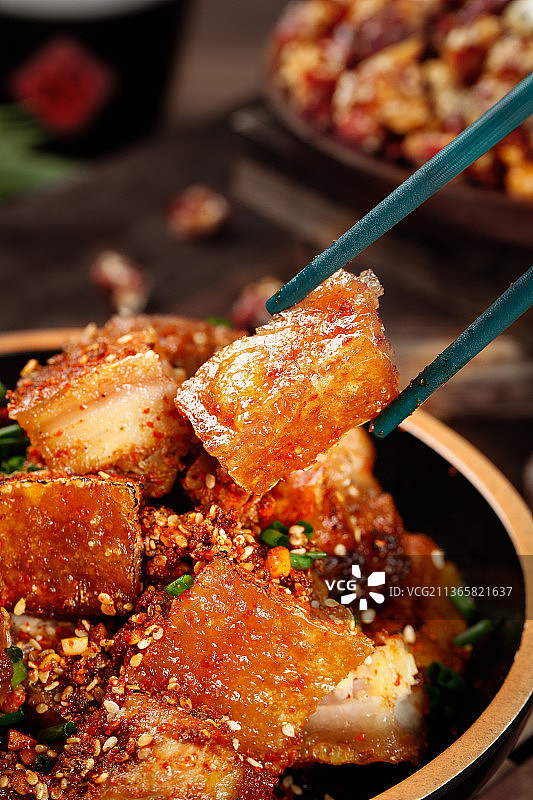 筷子上夹着烤肉图片素材