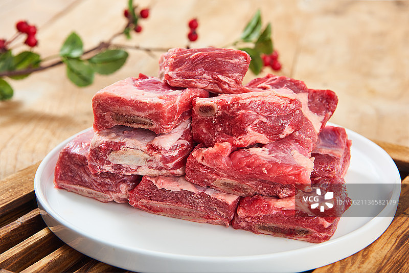 传统门旁树枝旁盘子里的生牛肉堆图片素材