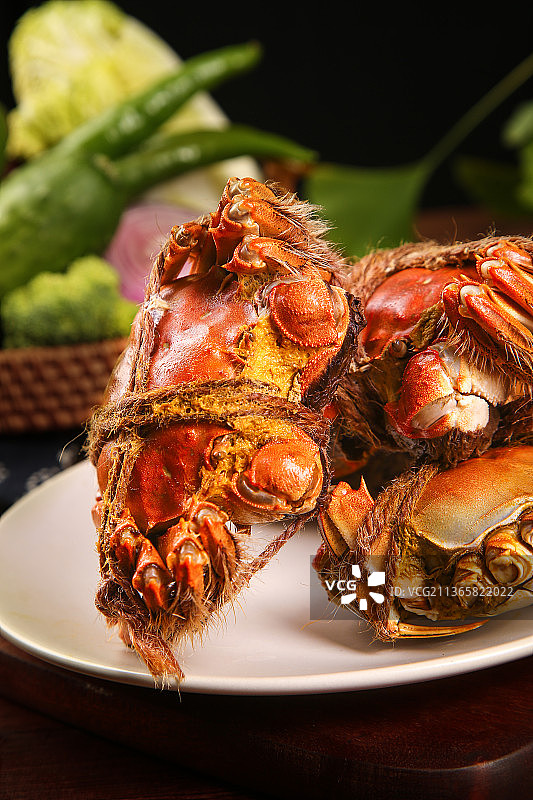 木底上摆放着一盘清蒸螃蟹图片素材