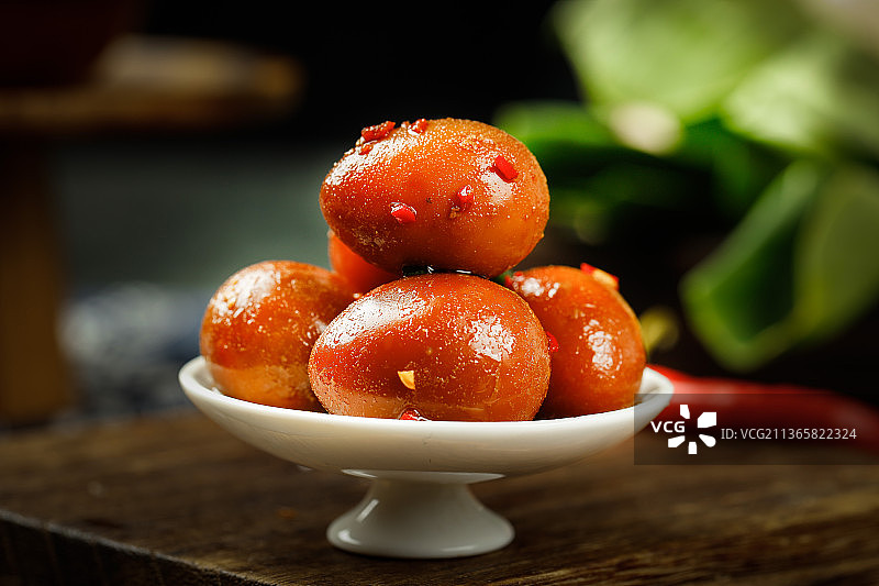 木底上放着一碟乡巴佬卤蛋图片素材