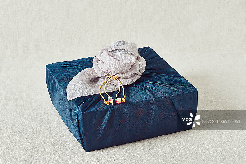 带丝绸和传统韩国装饰的礼品盒图片素材