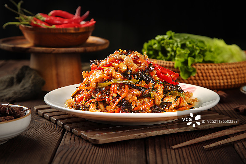 木底上放着一盘鱼香肉丝图片素材