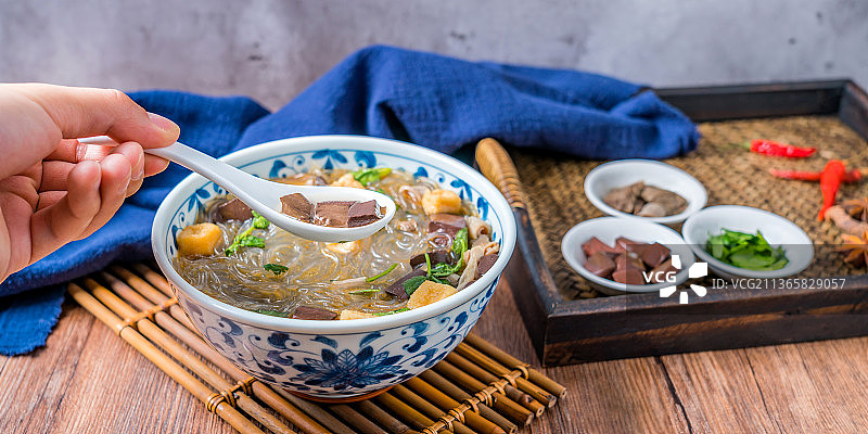 中国江苏南京美食鸭血粉丝汤图片素材