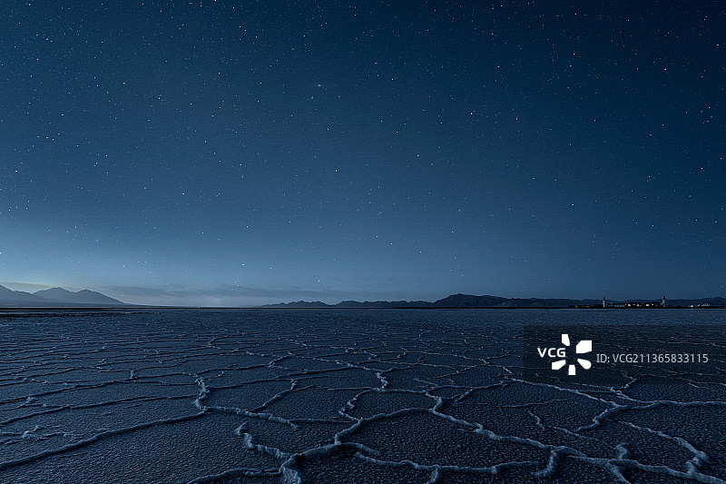 青海海西州蓝色星空下的盐湖纹理图片素材