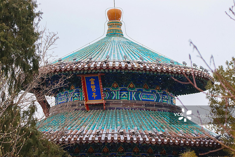 2022年北京第一场雪之景山富览亭图片素材