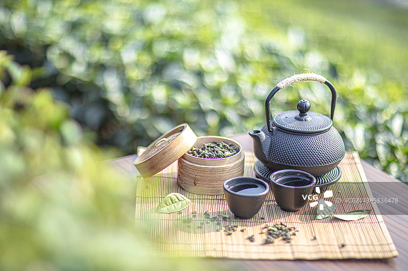在茶园旁品茗着中国茶壶和茶杯富有禅意图片素材