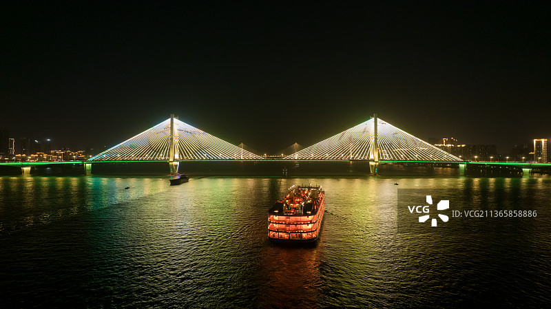 武汉旅游地标观赏江景知音号游轮图片素材