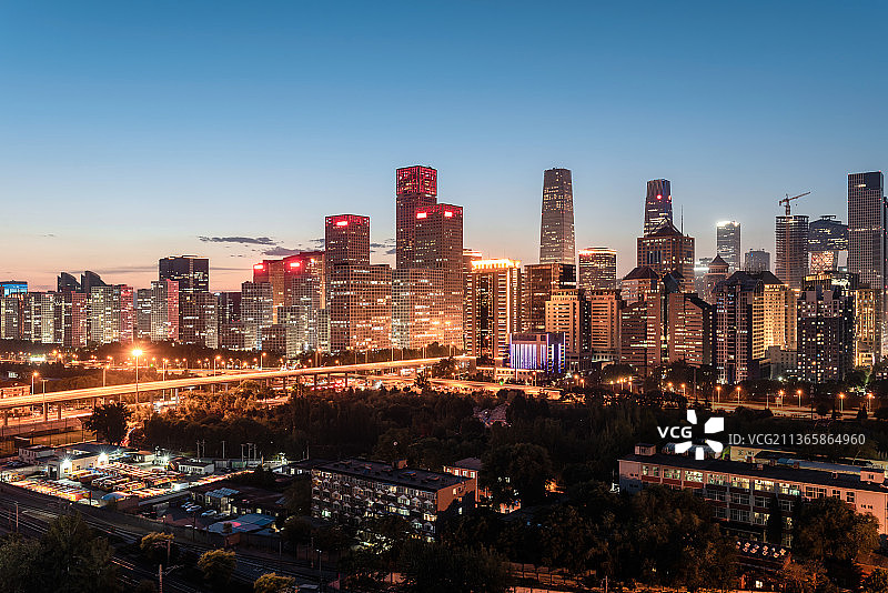 傍晚时分的北京东三环国贸CBD和国贸桥图片素材