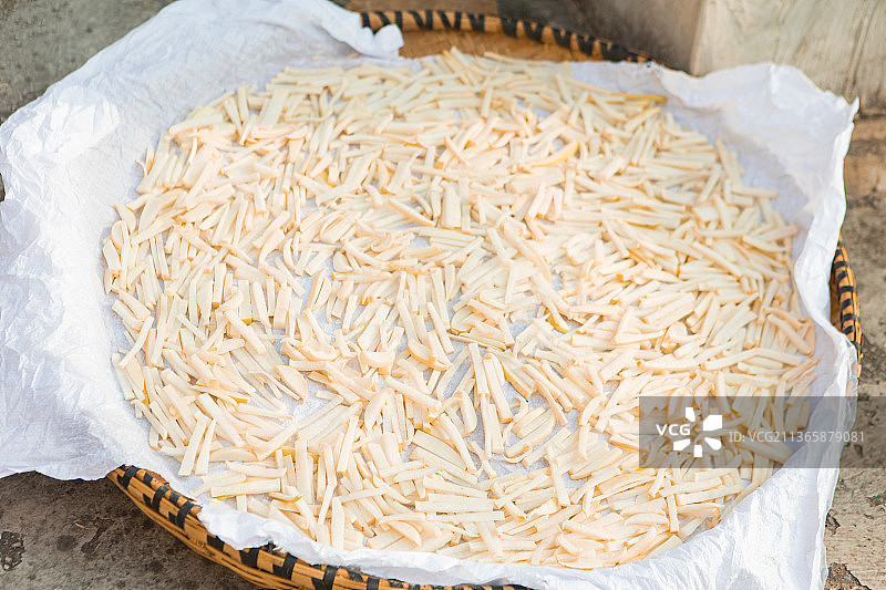 晒在地上的萝卜干图片素材