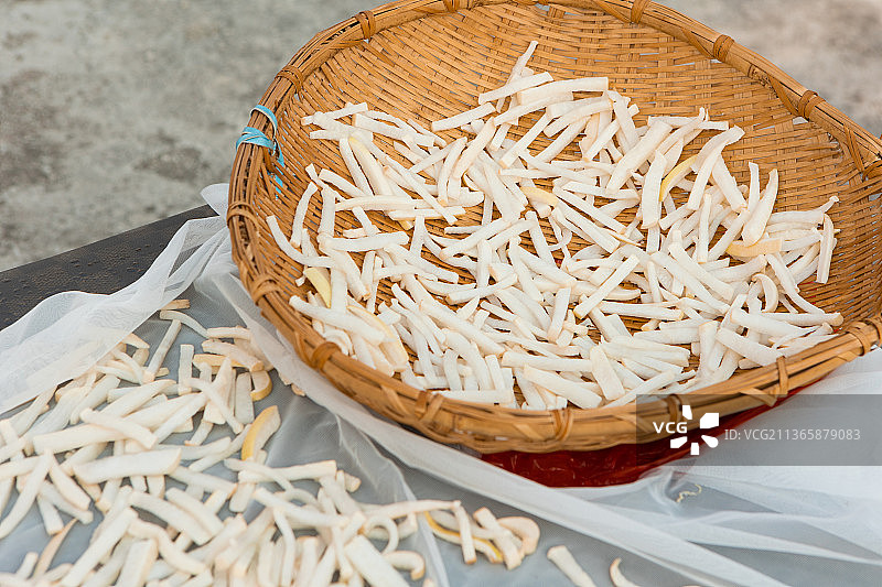 晒在地上的萝卜干图片素材