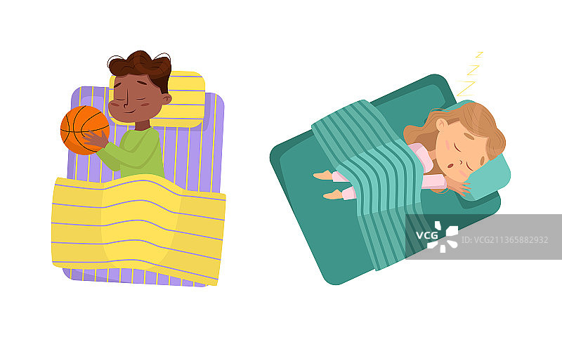 小男孩和小女孩在柔软的床上甜蜜地睡觉图片素材