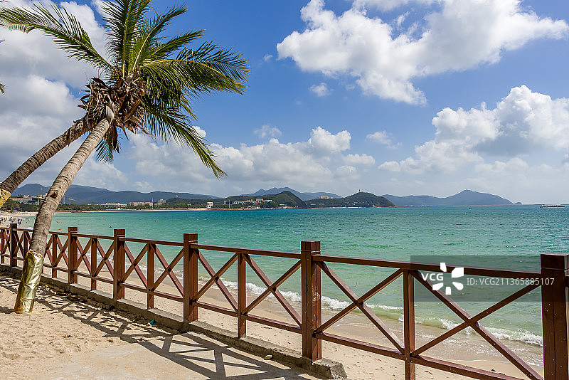 三亚大东海风光 椰树 碧海蓝天 木栈道 三亚景点 防腐木 玻璃海图片素材